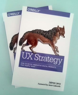 Dwa egzemplarze książki UX Strategy autorstwa Jaime Levy